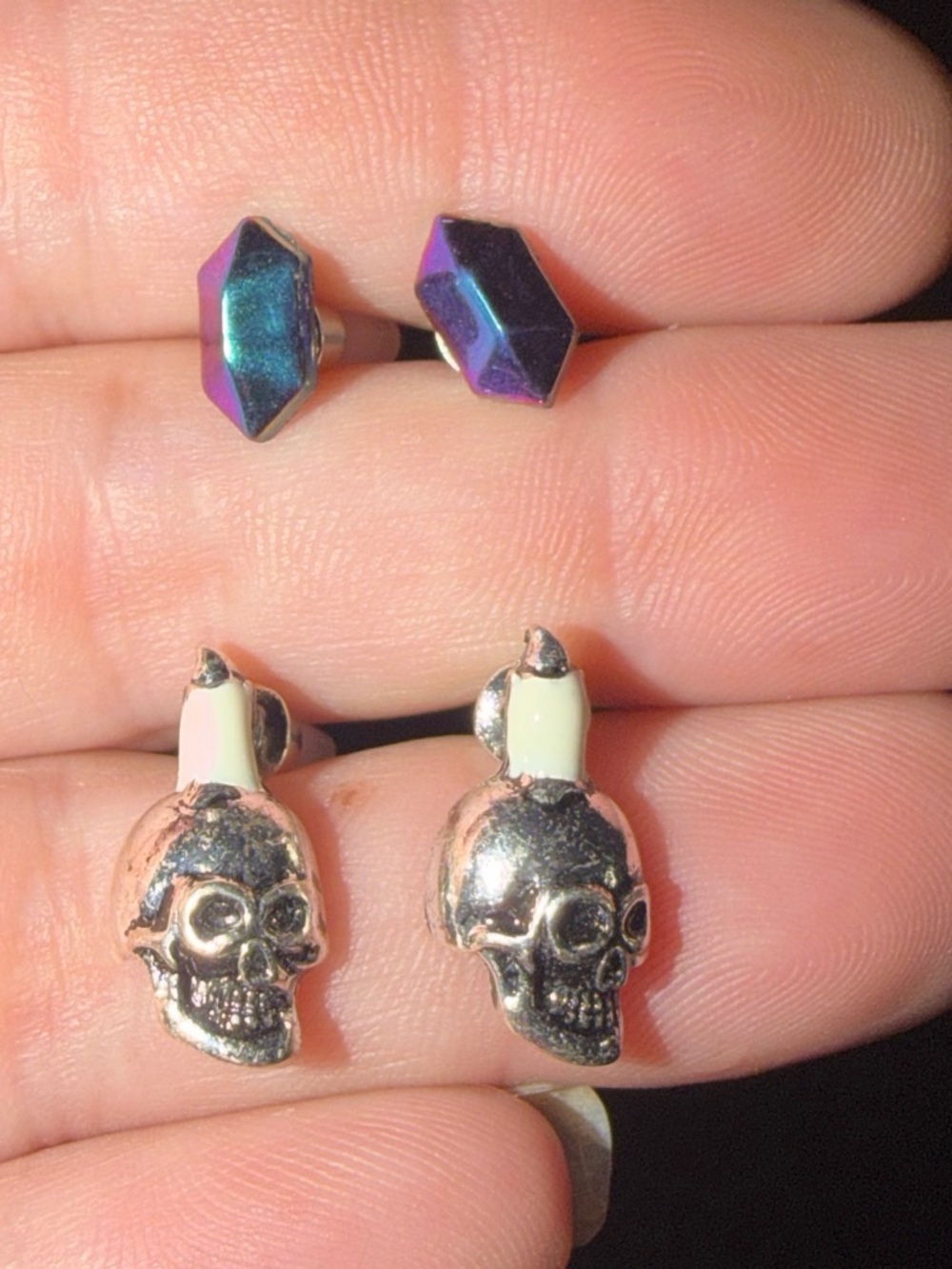 2 pairs of earrings